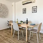 Townhouse With Roof Terrace Near